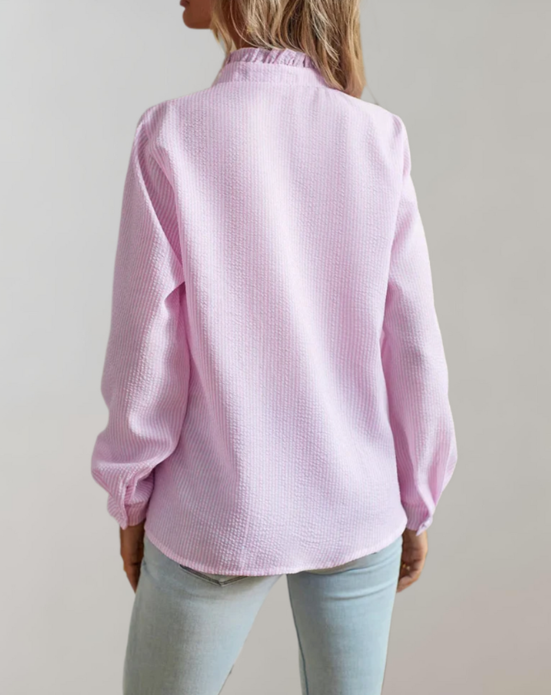 Weißes vielseitiges Damen Top mit Stehkragen. Feminine Rüschen; perfekt für elegante Freizeit-Looks.