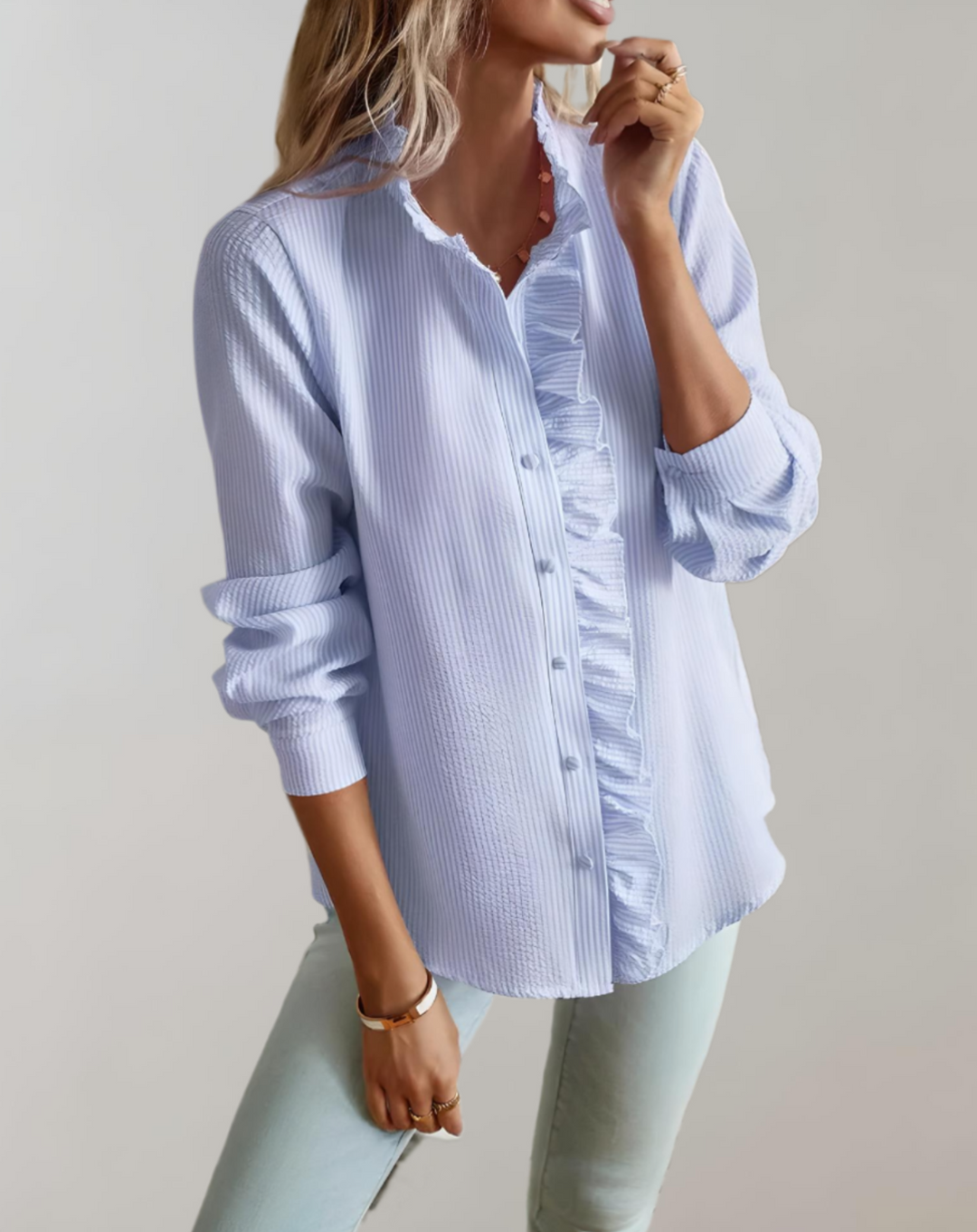 Graues Damen Top mit Rüschen & Stehkragen. Modernes, bequemes Langarmshirt für Freizeit & Alltag.