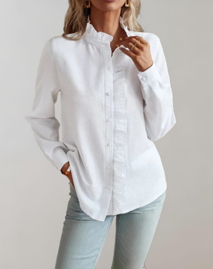 Blaues Business Casual Damen Top mit Stehkragen & eleganten Rüschen. Perfekt fürs Büro.