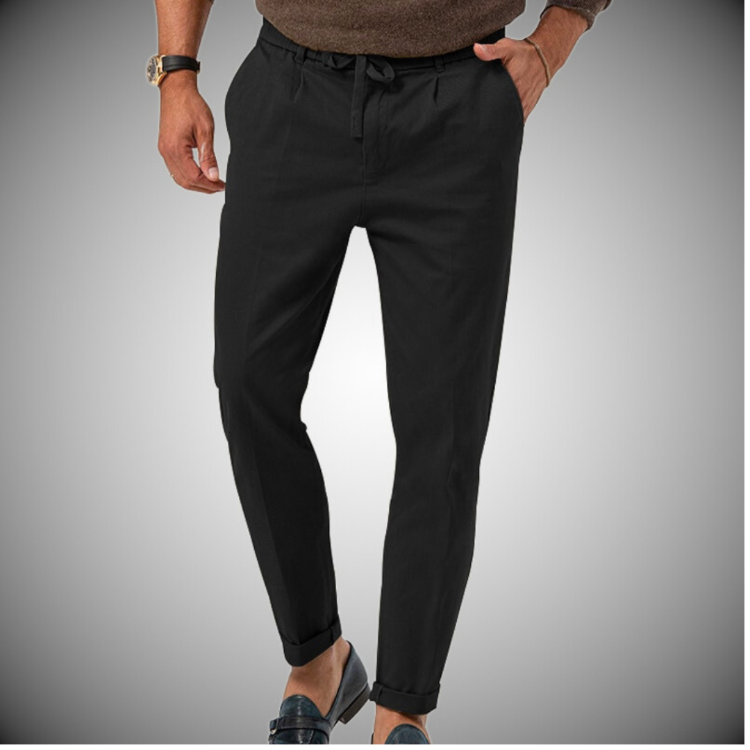 Modische Loris Herrenhose in heller Farbe, bequeme Schnürhose für den Sommer, ideal für moderne Herrenmode.