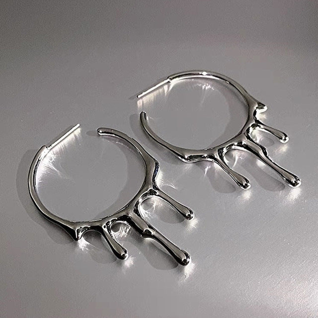 Detaillierte Ansicht der Wassertropfen-Ohrringe für Damen, vergoldet, hochwertige Verarbeitung und edles Design.