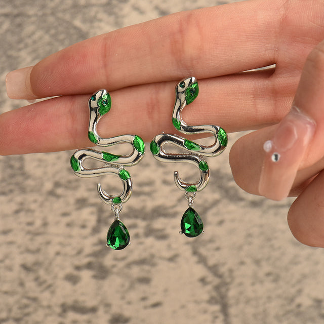 Schlichte Eleganz: Vergoldete Wassertropfen-Ohrringe für Damen, perfektes Schmuck-Accessoire für jeden Tag.