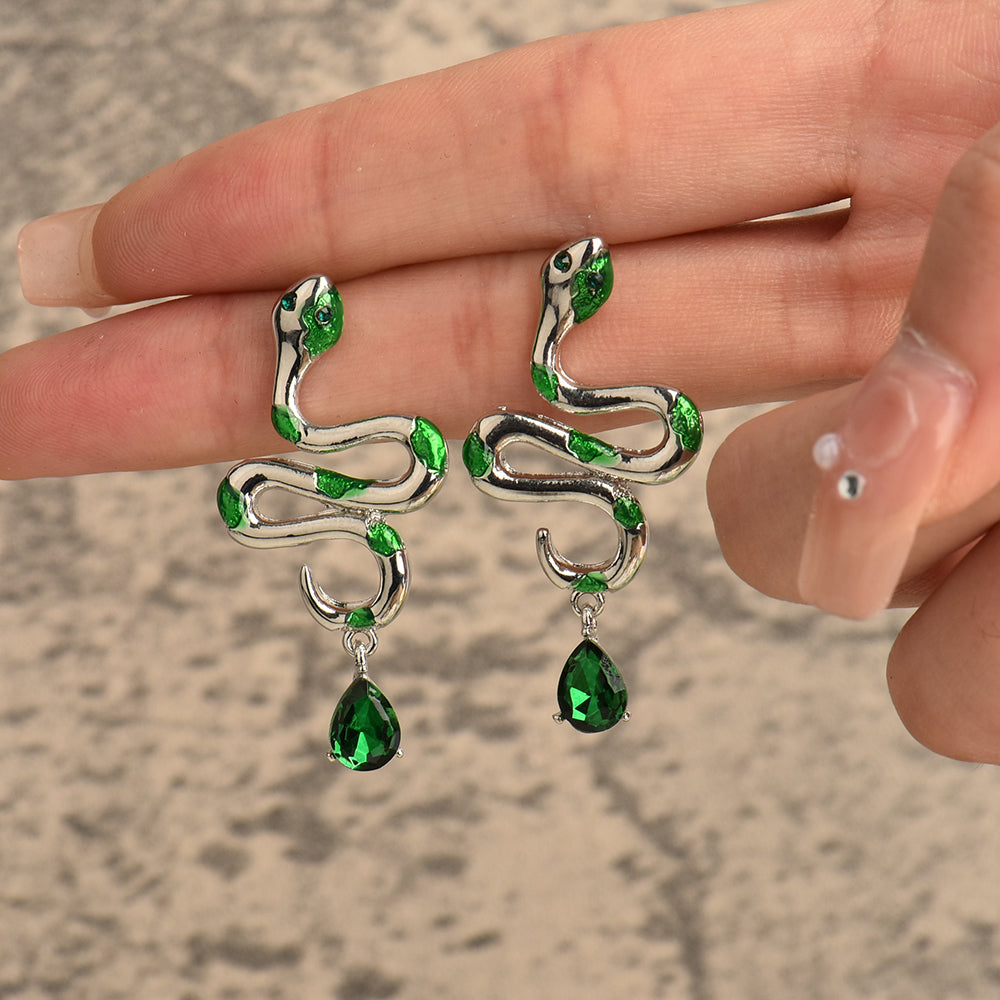 Stilvolle Wassertropfen-Ohrringe für Damen, vergoldet, ein Ausdruck von Eleganz und Persönlichkeit, als Geschenkidee.