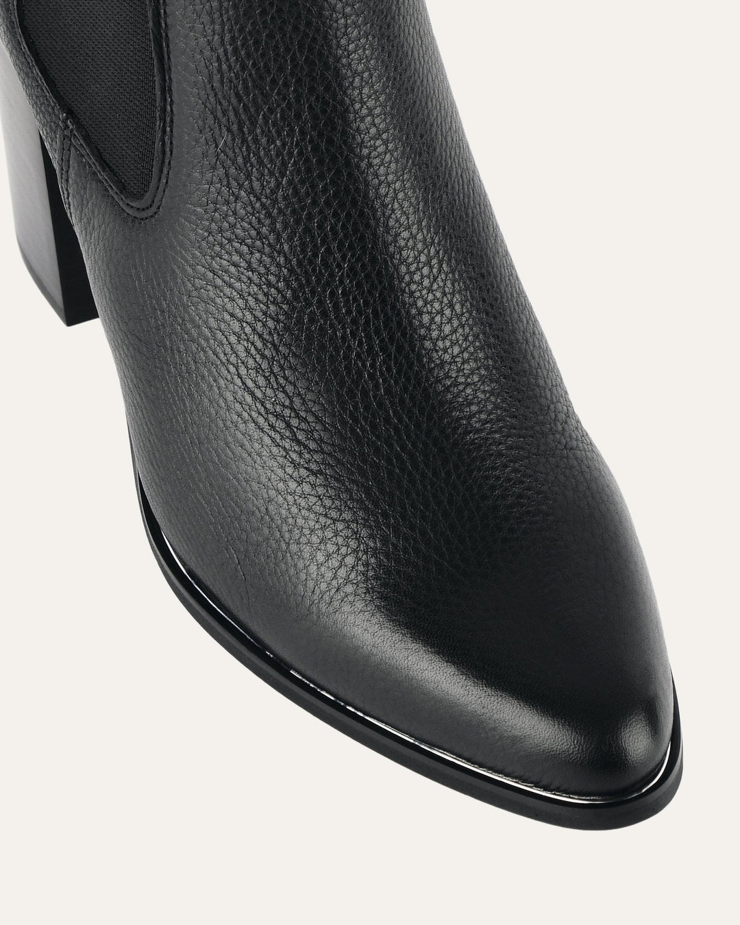 Schwarze Damenschuhe: elegante Stiefeletten mit spitzer Schuhspitze & bequemem Blockabsatz.