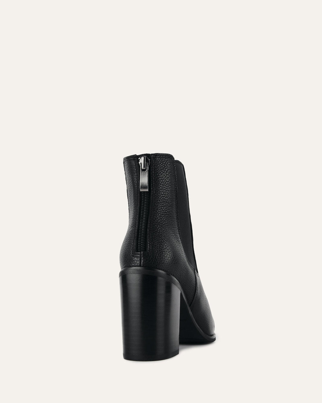 Detailaufnahme der schwarzen Damen Stiefeletten mit Blockabsatz, spitzer Schuhspitze & Reißverschluss.