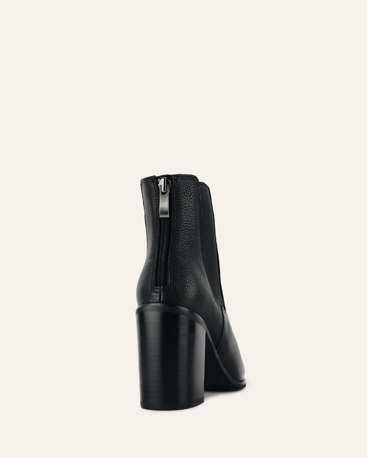 Detailaufnahme der schwarzen Damen Stiefeletten mit Blockabsatz, spitzer Schuhspitze & Reißverschluss.