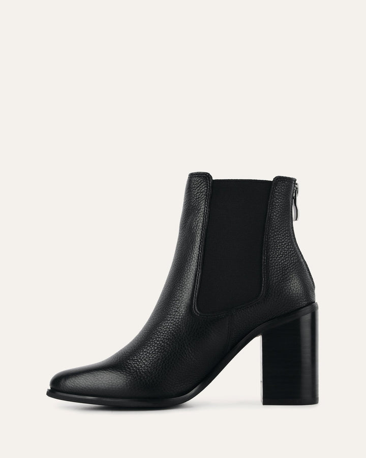 Frontansicht der modischen Damen Stiefeletten in Schwarz mit spitzer Schuhspitze und robustem Blockabsatz.