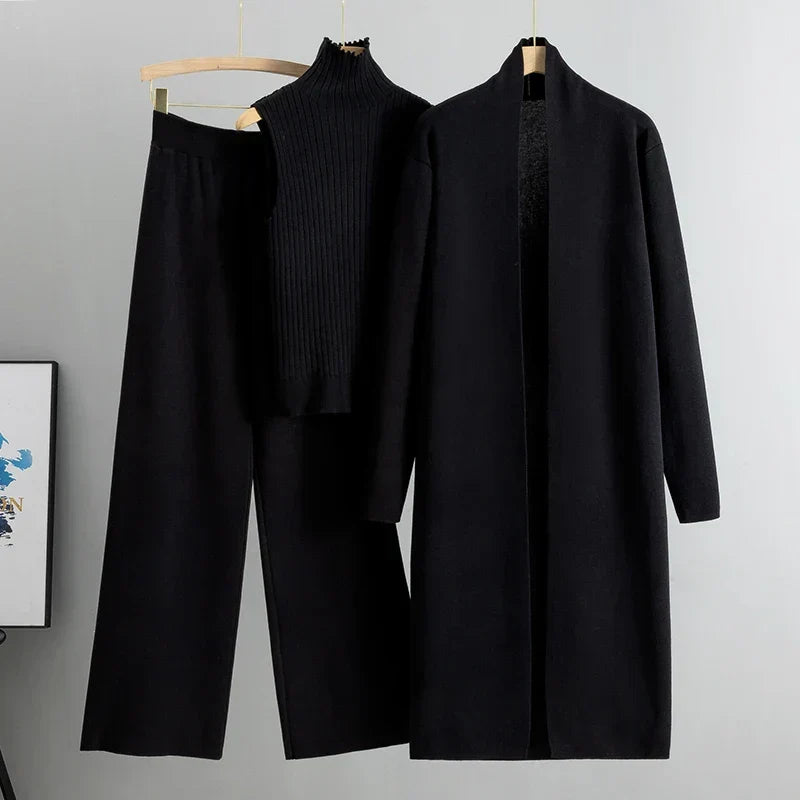 Komplettes Damen Mode-Outfit: Elegante Jacke, weicher Pullover & passende Hose. Perfekt für stilvollen Winter & Herbst.
