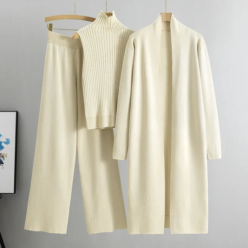 Komfortables Damen Freizeitoutfit: 3-teilig mit Pullover, Hose & Jacke für kühle Frühlingstage oder Herbst & Winter.
