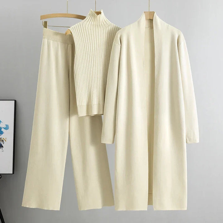 Komfortables Damen Freizeitoutfit: 3-teilig mit Pullover, Hose & Jacke für kühle Frühlingstage oder Herbst & Winter.