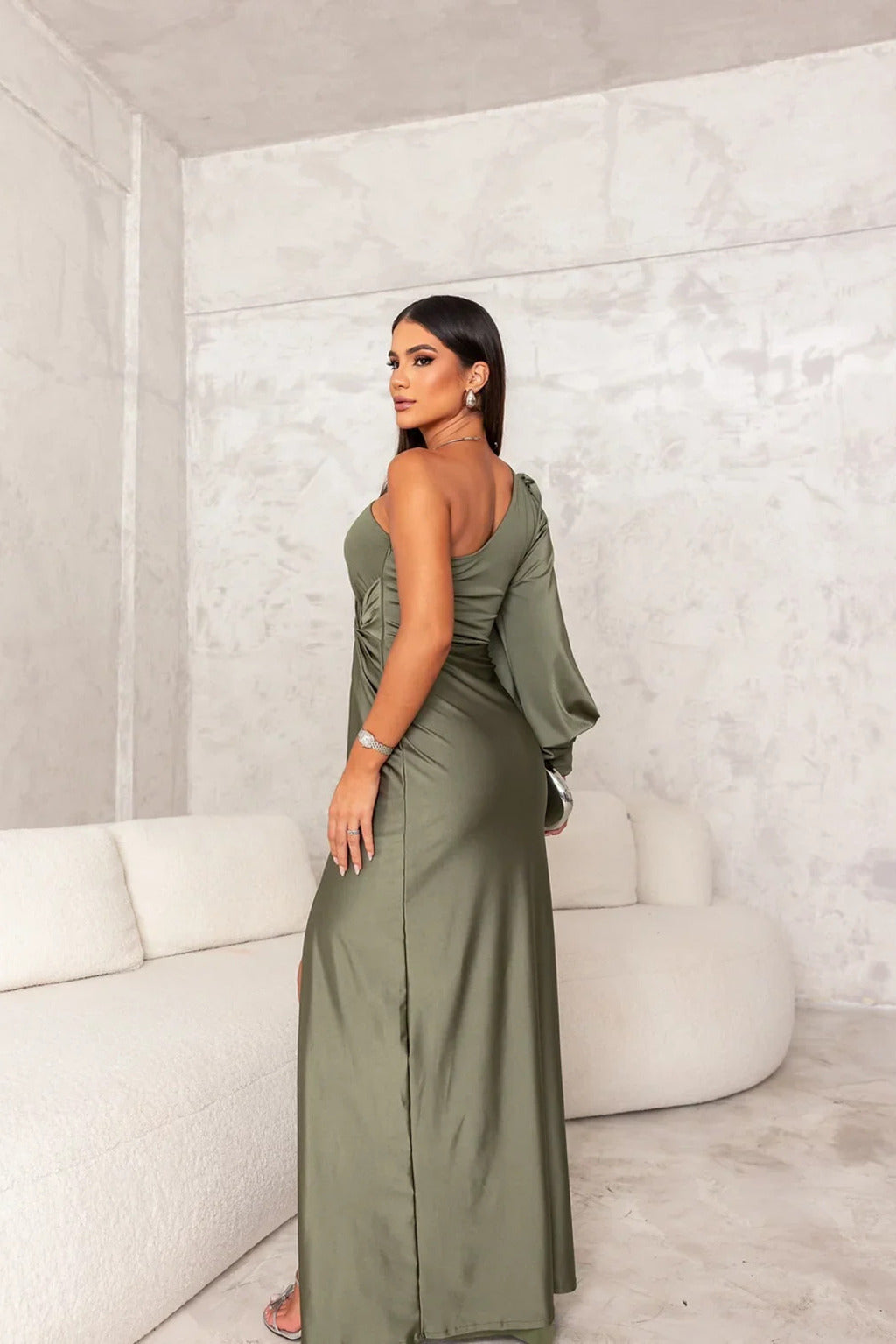 Bordeauxrotes Langarmkleid, schmeichelhaft für jede Figur & festlich elegant.