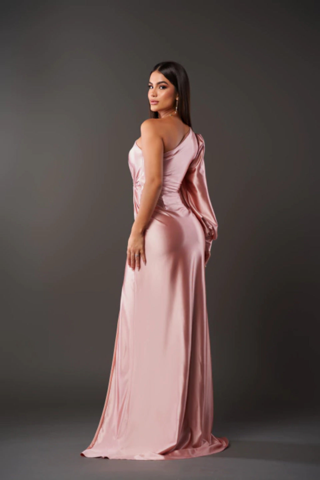 Klassisches schwarzes Abendkleid, zeitlos & vielseitig. Perfekt für elegante Events.