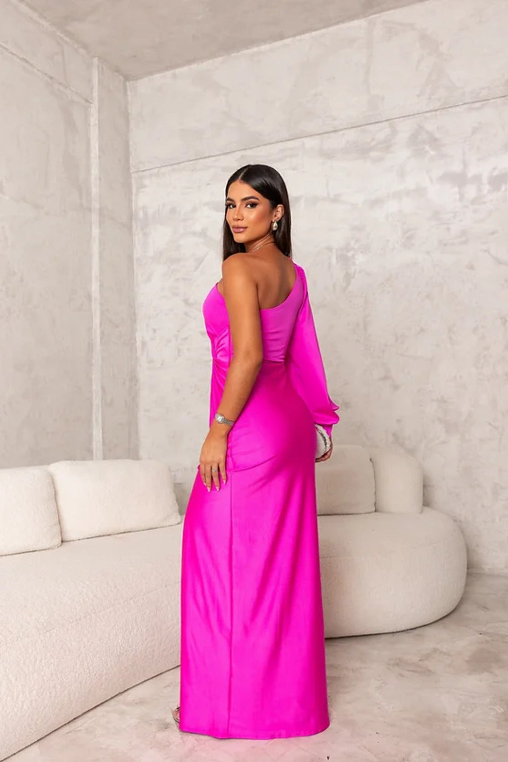 Elegantes Abendkleid mit V-Ausschnitt, schmeichelhaft & luxuriös für Damen.