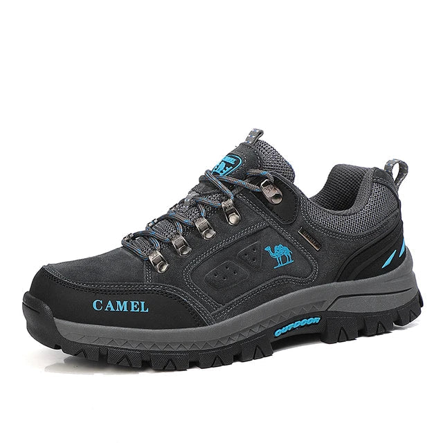 Atmungsaktive Herren Wanderschuhe aus robustem Material, bieten Komfort & Schutz bei Winter-Trekking.