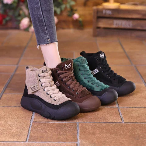 Moderne warme Damen-Winterschuhe. Orthopädische Komfortschuhe mit rutschfester Sohle für den Winter.