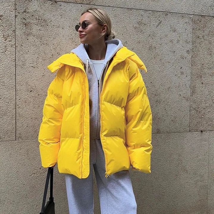 Komfortable Damen Freizeitjacke im Oversize-Look mit Kapuze, vielseitig für kühlere Tage.