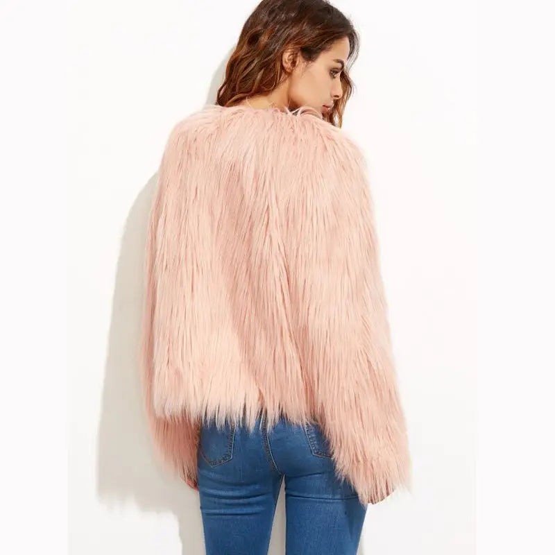 Eleganter Damen Kuschelmantel, warm und modisch. Stilvolle Winterkleidung für Freizeit und kühle Herbsttage.