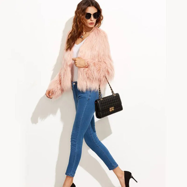 Warmer Damen Wintermantel, kuschelig weich und stilvoll. Ideale Herbst-Winter-Oberbekleidung für Frauen.