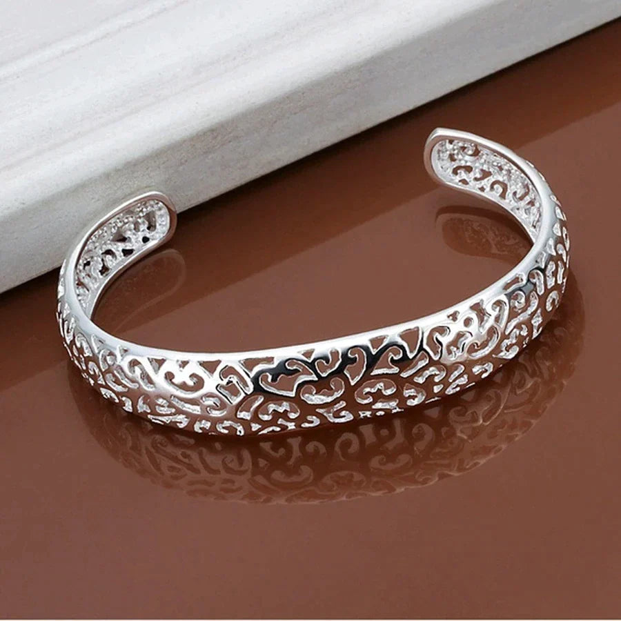 Damen Filigranes Silber Manschettenarmband aus 925 Silber. Eleganter, zeitloser Damenschmuck für jeden Anlass.