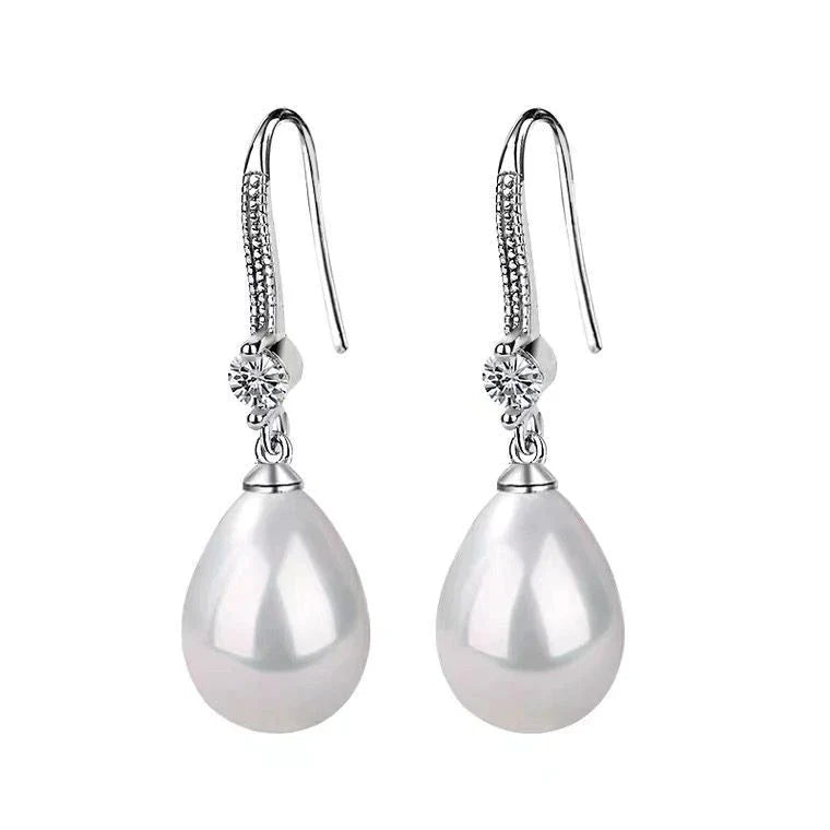 Elegante Damen Perlenohrringe in Tropfenform mit weißen ovalen Perlen und glänzendem 925er Silber.