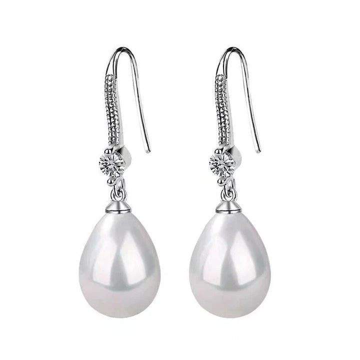 Elegante Damen Perlenohrringe in Tropfenform mit weißen ovalen Perlen und glänzendem 925er Silber.