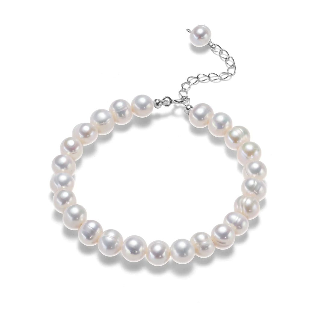 Schimmerndes Damen Armband aus Silber mit natürlichen Süßwasserperlen. Ein elegantes, rundes Schmuckstück.