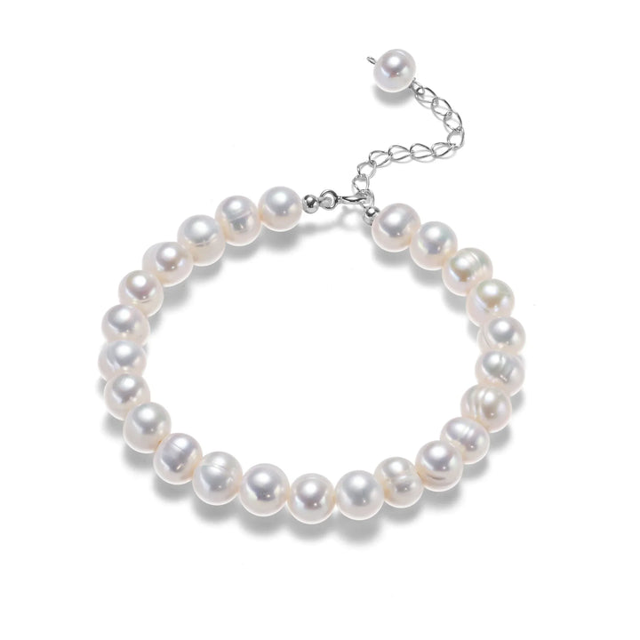 Schimmerndes Damen Armband aus Silber mit natürlichen Süßwasserperlen. Ein elegantes, rundes Schmuckstück.