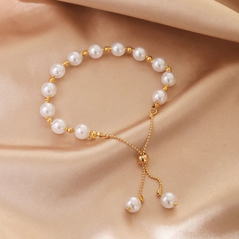 Elegantes Damen Perlenarmband, verstellbar, aus Silber. Klassisches Schmuck Accessoire für jeden Anlass.