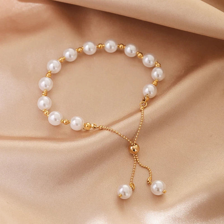 Elegantes Damen Perlenarmband, verstellbar, aus Silber. Klassisches Schmuck Accessoire für jeden Anlass.