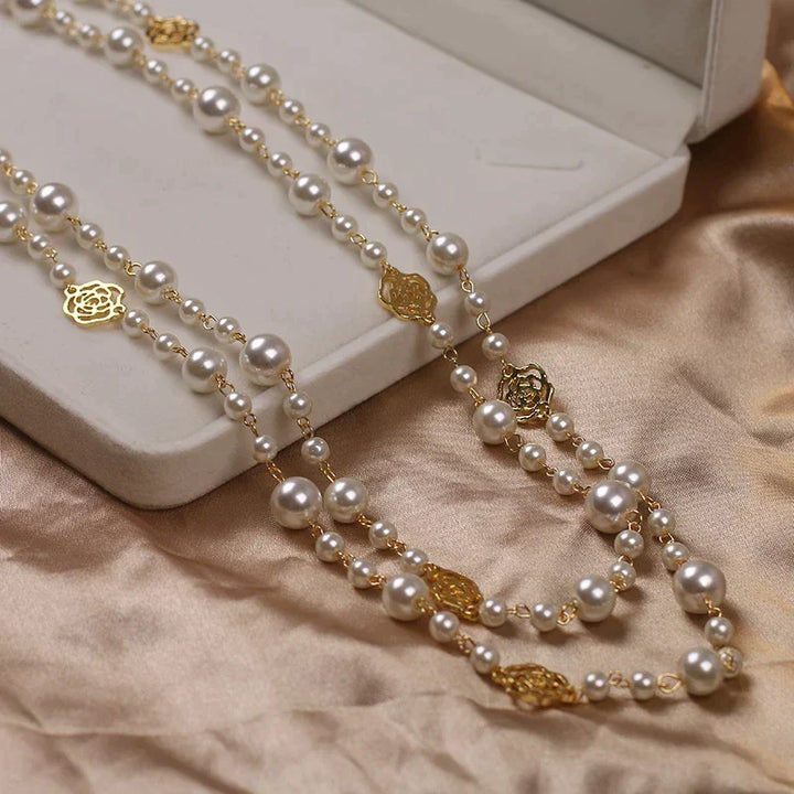 Elegante Damen Perlenkette mit Kamelien-Detail aus hochwertigen Perlen, klassischer Schmuck für Frauen.
