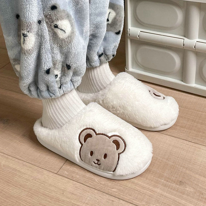 Draufsicht auf Katzenhausschuhe: Warme, weiche Winterpantoffeln für Damen & Herren, ideal für Zuhause & Freizeit.