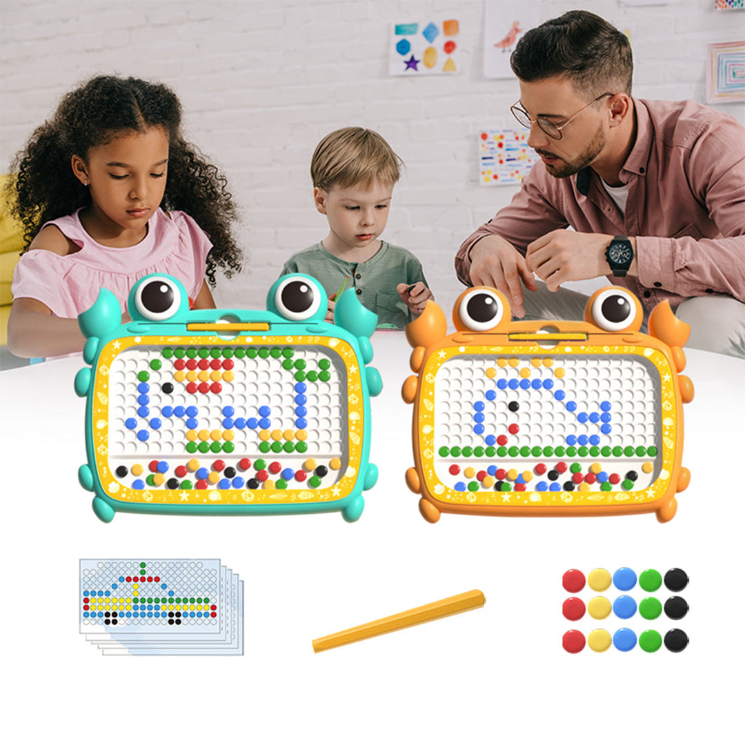 Glückliches Kind spielt mit Montessori Magnet Zeichenbrett; entwickelt Feinmotorik & Problemlösung spielend.
