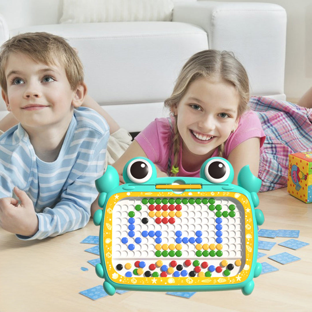 Kompaktes Montessori Magnet Zeichenbrett für Kinder, ideales Reisespielzeug zur Förderung der Kreativität.