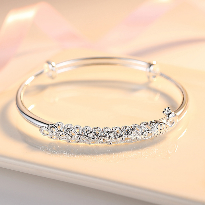 Detailansicht: Verstellbares Damen Armband mit Phönix-Design, gefertigt aus glänzendem Silber, edler Schmuck.