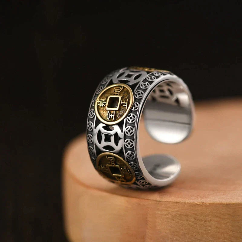 Detailaufnahme des unisex Silber-Glücksrings, symbolisiert Wohlstand und positive Energie.