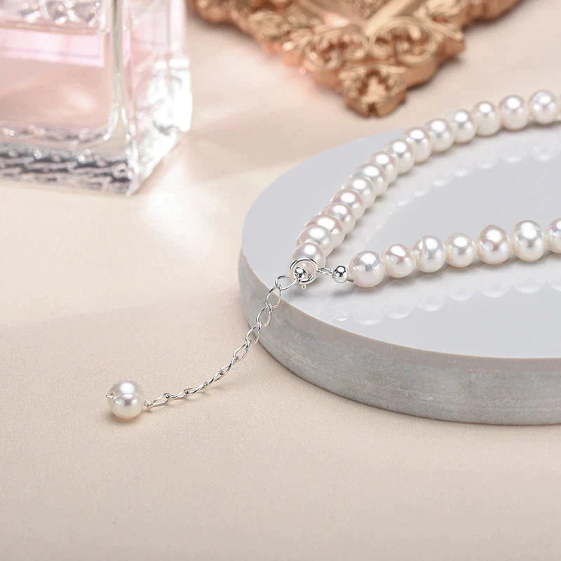 Glänzendes Damen Sterlingsilberarmband mit echten Süßwasserperlen. Perfektes, elegantes Geschenk für Frauen.