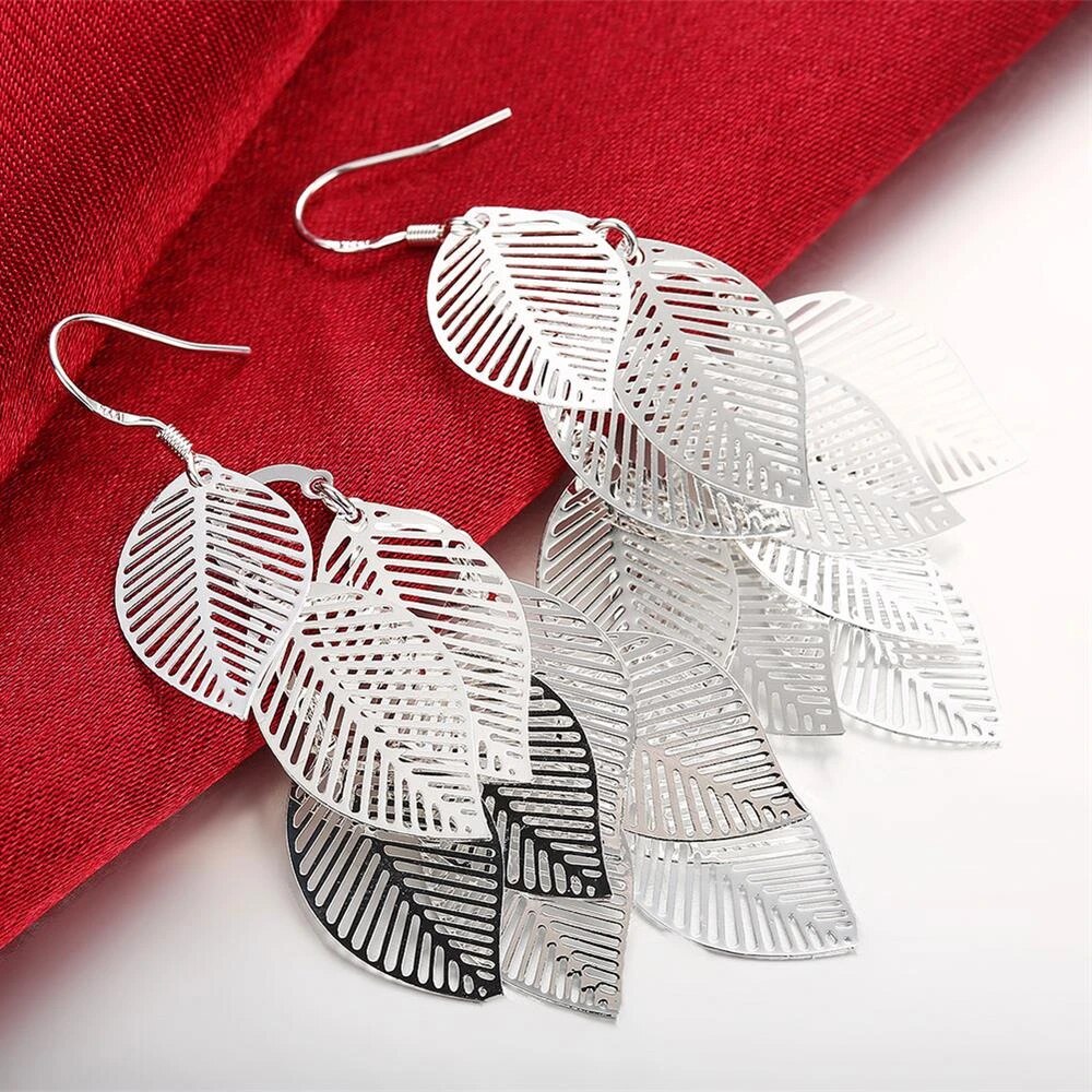 Modische Hängeohrringe in Blattform für Damen. Filigraner Naturschmuck in Silber-Optik, femininer Stil.