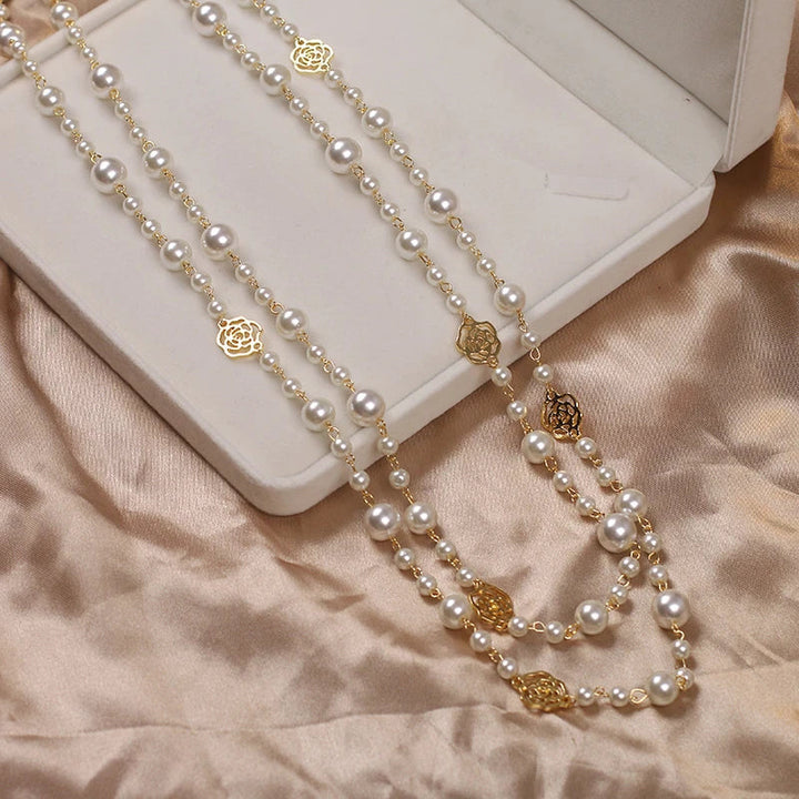 Luxuriöse Damen Kamelien-Perlenkette für elegante Anlässe, vielseitiges Accessoire und Geschenkidee.