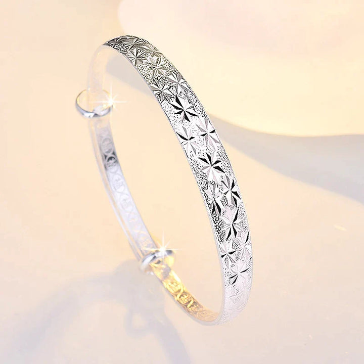 Silbernes Damen-Sternarmband aus 925er Sterlingsilber, glänzend poliert, mit feinen Sternmotiven.