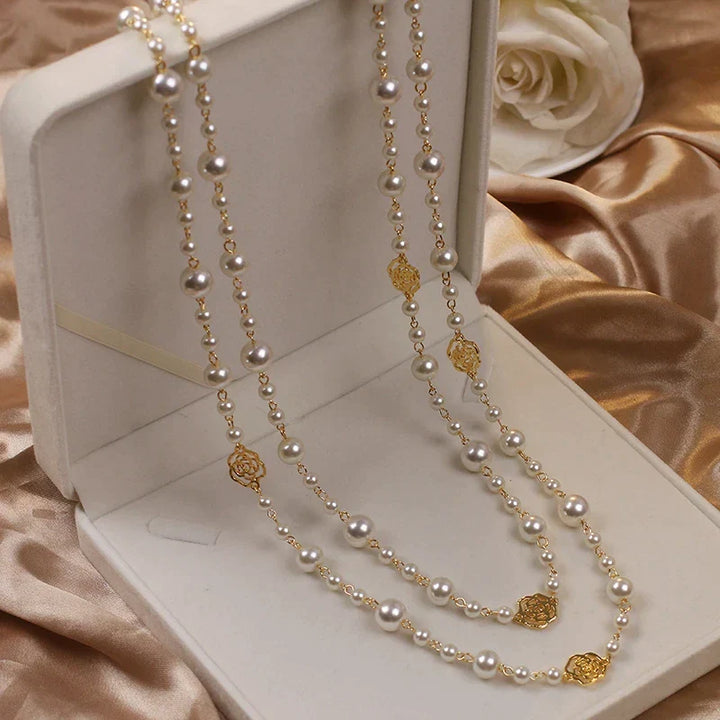 Detaillierte Perlenkette für Damen mit zarter Kamelie, stilvoller Halsschmuck mit Perlen und Blumenmotiv.