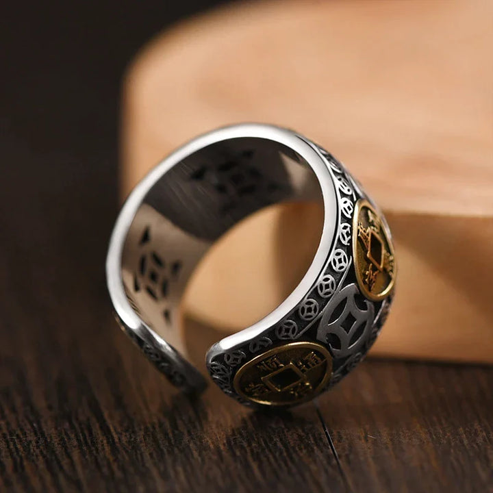 Unisex Reichtumsring am Finger, ein glänzender Silber-Talismann für Glück und Erfolg.