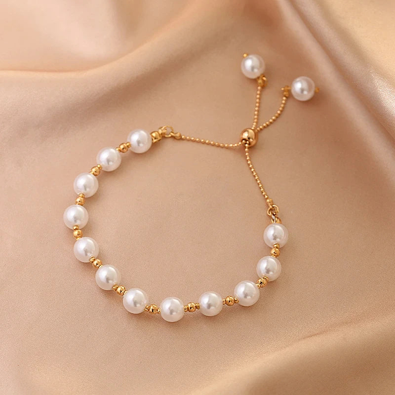 Verstellbares Damen Perlenarmband. Elegantes, klassisches Schmuckstück aus Silber, ideal für jeden Anlass & Geschenk.