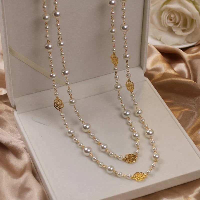 Klassische Damen Perlenkette mit Kamelien-Akzent, zeitloser Schmuck für Eleganz und Stil.