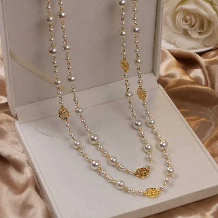 Klassische Damen Perlenkette mit Kamelien-Akzent, zeitloser Schmuck für Eleganz und Stil.