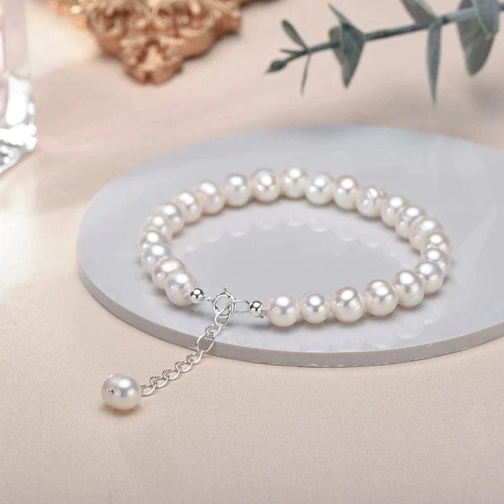 Elegantes Damen Armband aus Sterlingsilber mit glänzenden Süßwasserperlen. Zeitloser Schmuck für Frauen.