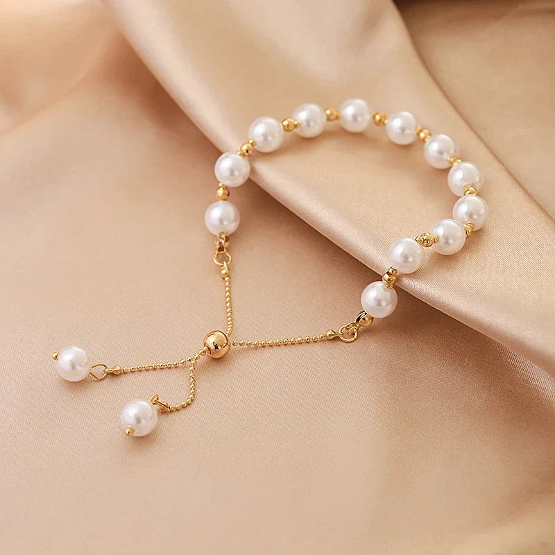 Glänzendes Silber Perlenarmband für Damen, verstellbar. Elegantes, klassisches Schmuck Accessoire für Frauen.
