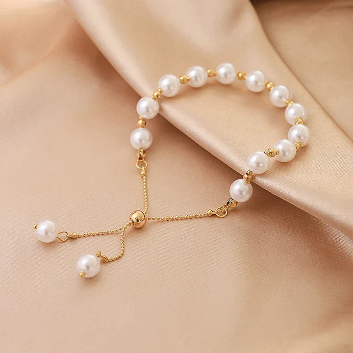 Glänzendes Silber Perlenarmband für Damen, verstellbar. Elegantes, klassisches Schmuck Accessoire für Frauen.