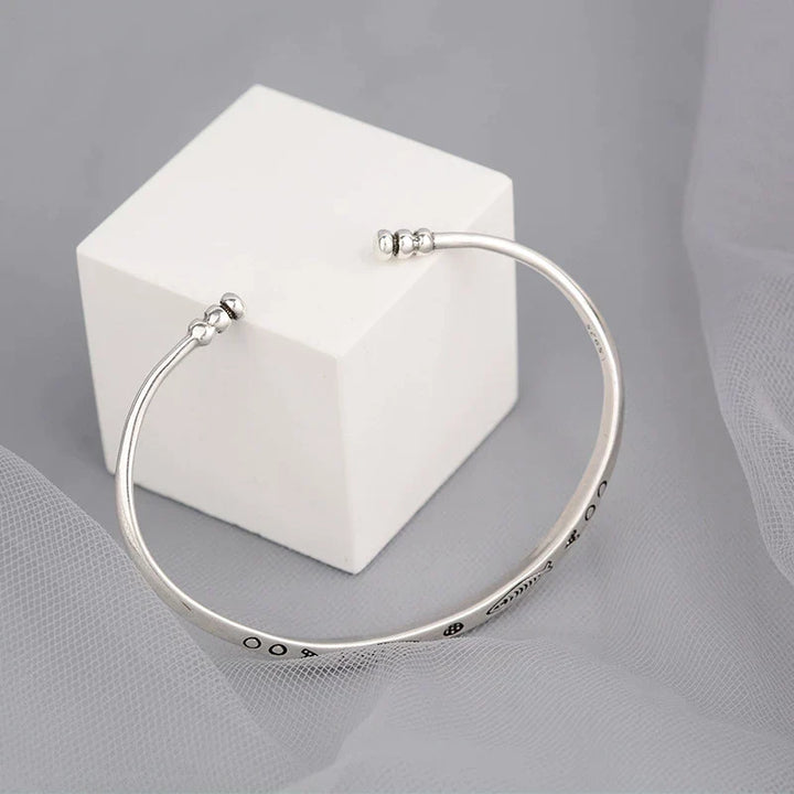 Unisex Schmuck-Armband mit detailliertem Koi-Fisch-Design, symbolisiert Glück und Gesundheit.