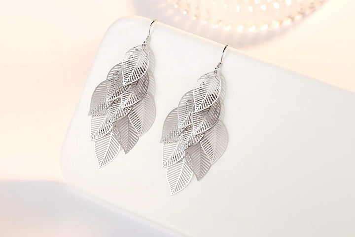 Damen Silber-Ohrringe mit filigranem Blatt-Design. Eleganter Naturschmuck, leichte Hängeohrringe für jeden Anlass.