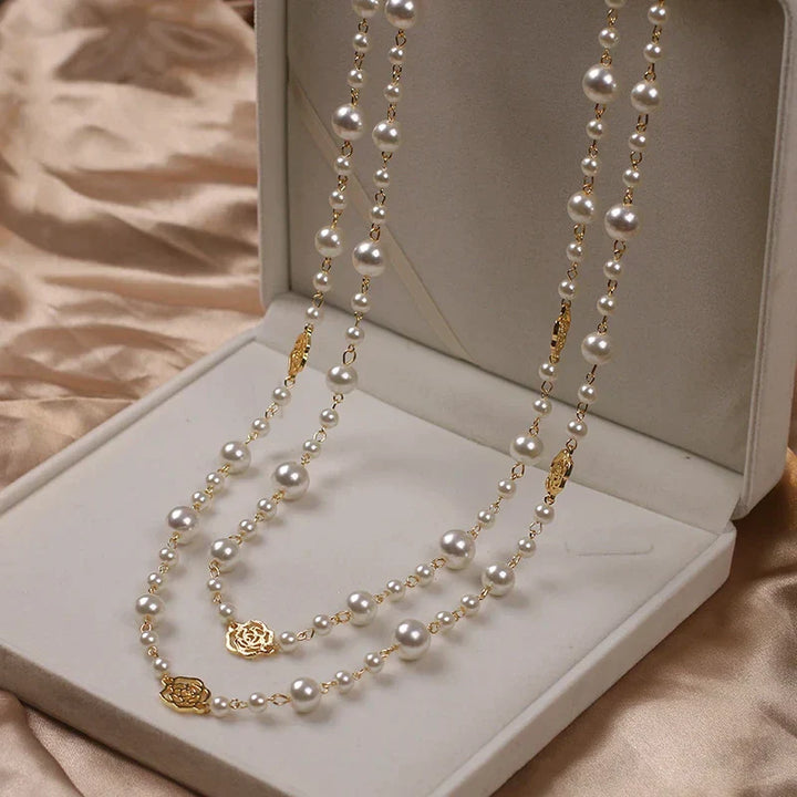 Schöne Damen Kamelien-Perlenkette, ein elegantes Accessoire, das jedes Outfit aufwertet.